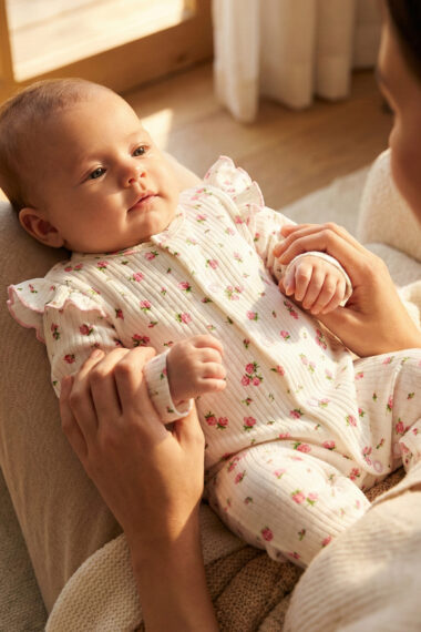 Pajacyk niemowlęcy w róże